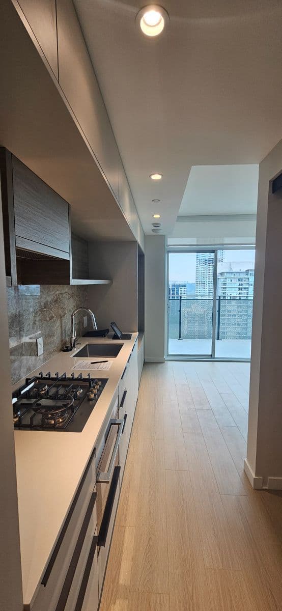 Brand-New Elmwood Junior 1 Bedroom